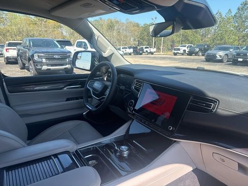 Used 2023 Jeep Wagoneer L 4WD w/ Premium Group I image 11