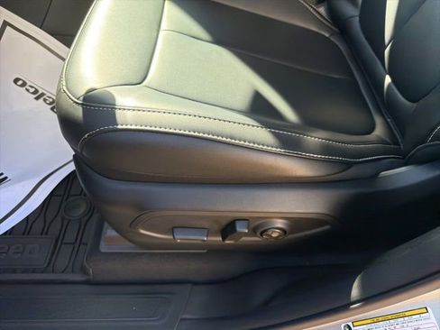 New 2025 Jeep Grand Cherokee L Limited image 9