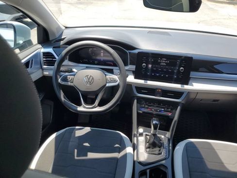 Used 2025 Volkswagen Taos SE w/ Panoramic Sunroof Package FWD image 7