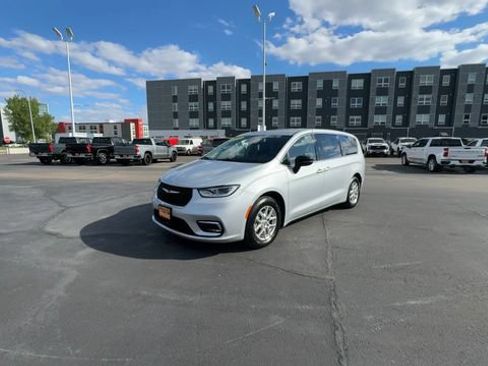 Used 2024 Chrysler Pacifica Touring-L FWD image 5