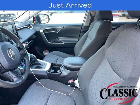 Used 2021 Toyota RAV4 XLE image 3