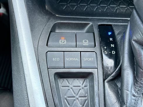 Used 2021 Toyota RAV4 LE FWD image 31