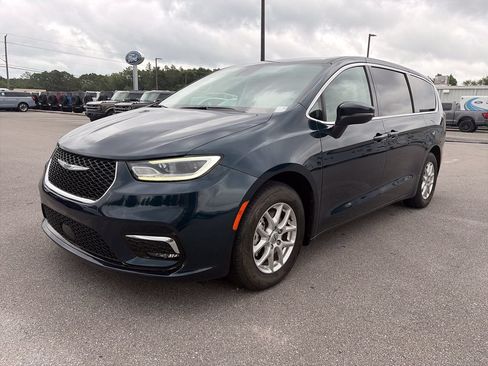 Used 2023 Chrysler Pacifica Touring-L FWD image 2
