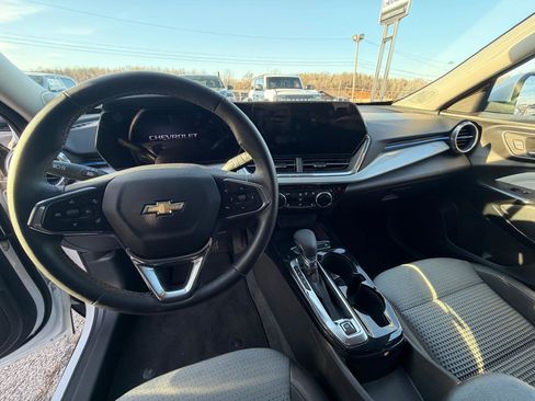 Used 2025 Chevrolet Trax LT w/ LT Convenience Package image 8