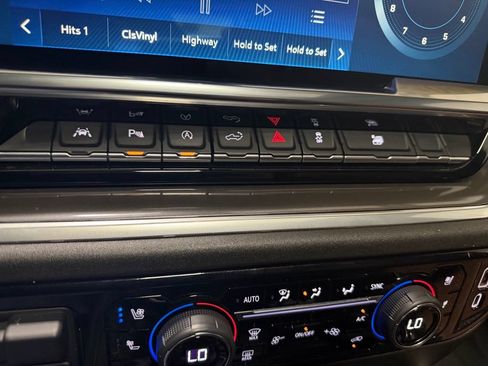 Used 2023 Chevrolet Silverado 1500 High Country w/ High Country Premium Package AWD/4WD image 23