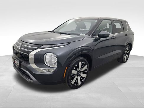 Used 2025 Mitsubishi Outlander SE image 8