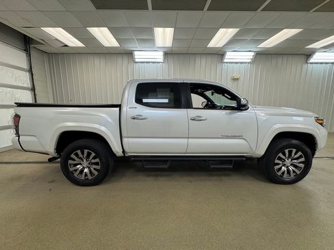 Used 2022 Toyota Tacoma Limited AWD/4WD image 5