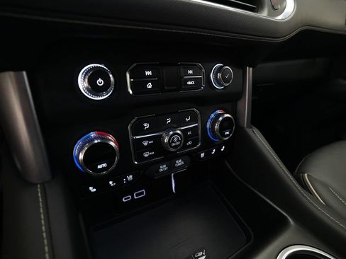 Used 2024 GMC Yukon SLT w/ SLT Luxury Package AWD/4WD image 22