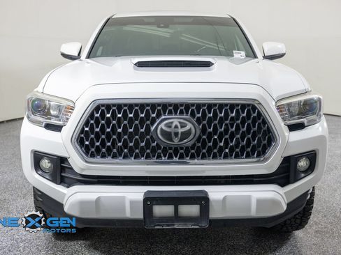 Used 2019 Toyota Tacoma TRD Sport AWD/4WD image 2