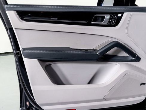 Used 2022 Porsche Cayenne S image 53