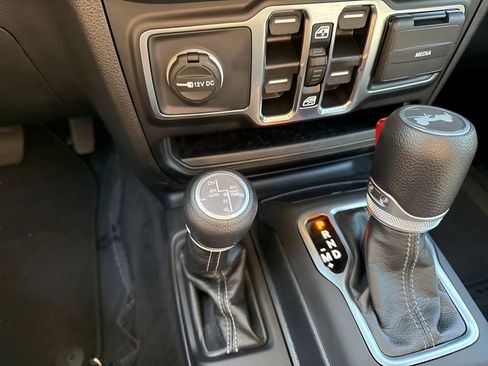 Used 2025 Jeep Wrangler Unlimited Sahara w/ Safety Group AWD/4WD image 21