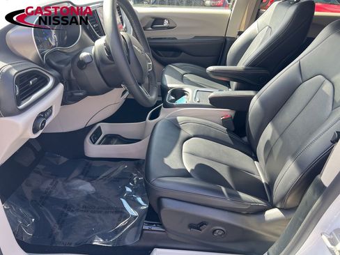 Used 2024 Chrysler Pacifica Limited FWD image 17
