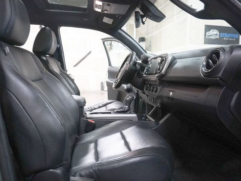 Used 2021 Toyota Tacoma Limited AWD/4WD image 15