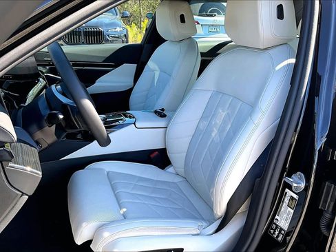 Used 2025 BMW 530i xDrive w/ Premium Package image 8