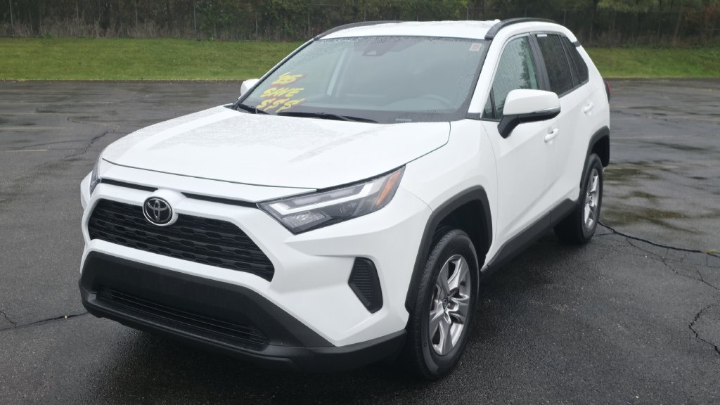 Used 2025 Toyota RAV4 XLE AWD/4WD image 3