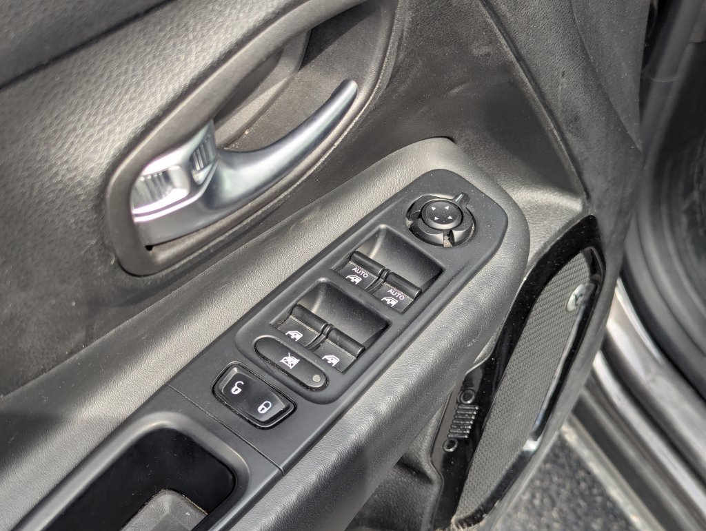 Used 2016 Jeep Renegade Latitude AWD/4WD image 23