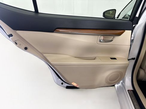 Used 2013 Lexus ES 300h Hybrid w/ Luxury Pkg image 27