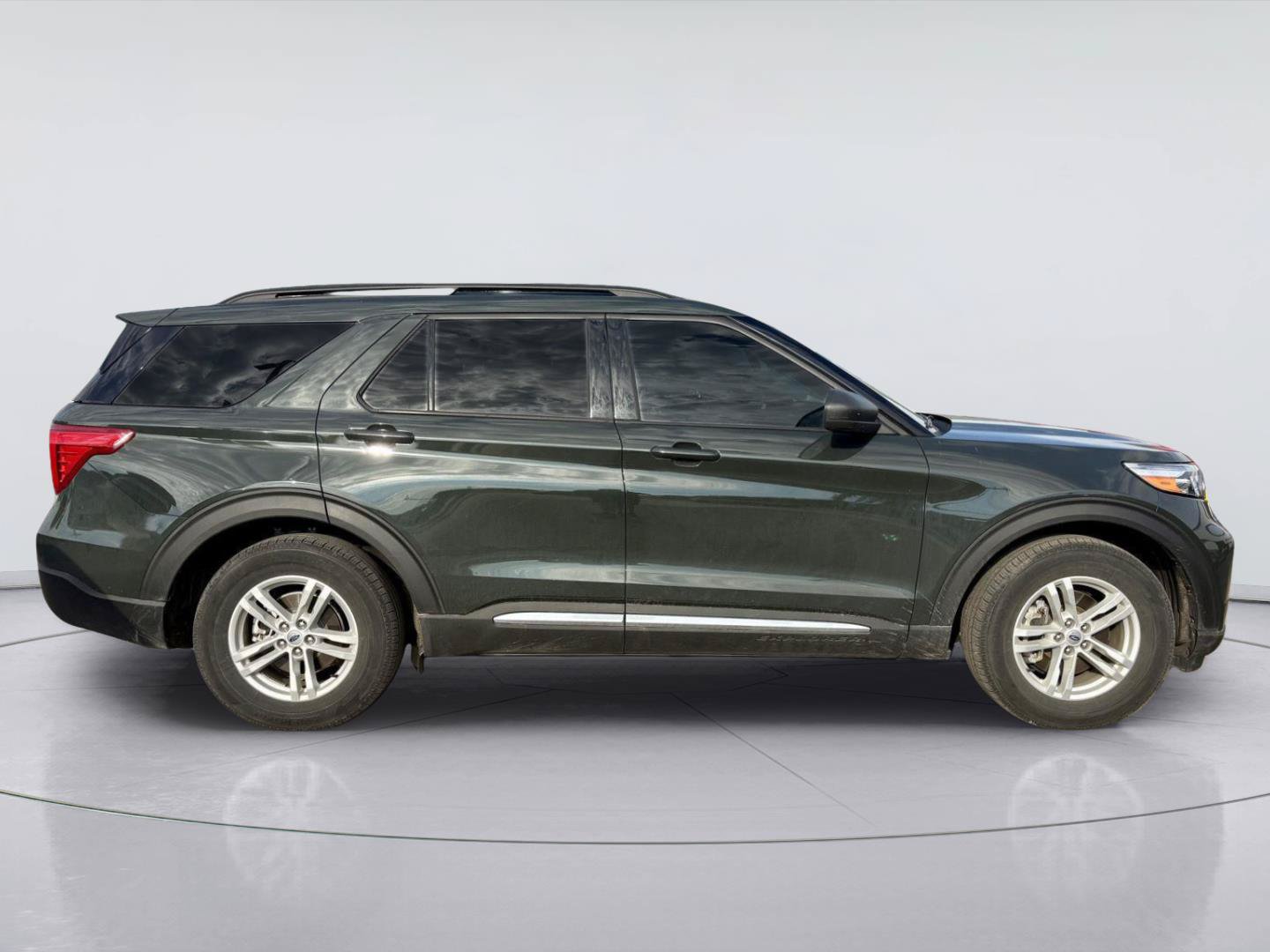 Used 2024 Ford Explorer XLT w/ Equipment Group 202A RWD image 2