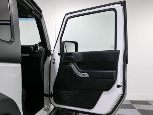 Used 2011 Jeep Wrangler Rubicon w/ PWR Convenience Group AWD/4WD image 17