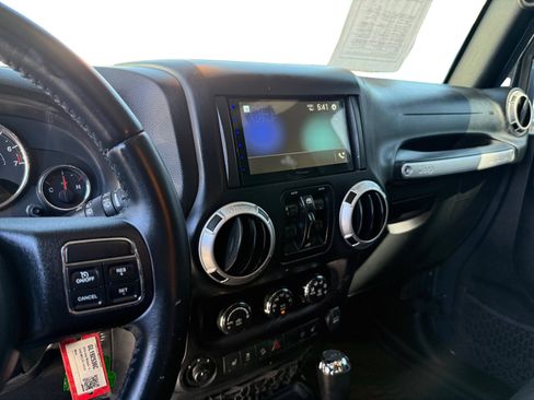 Used 2016 Jeep Wrangler Unlimited Sahara w/ Connectivity Group AWD/4WD image 13