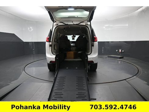 Used 2024 Chrysler Pacifica Touring-L FWD image 1
