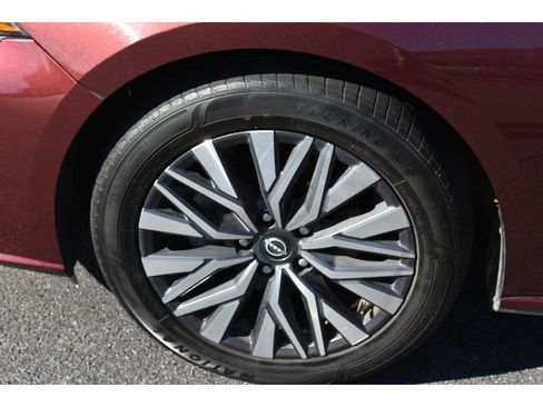 Used 2024 Nissan Altima 2.5 SV image 8