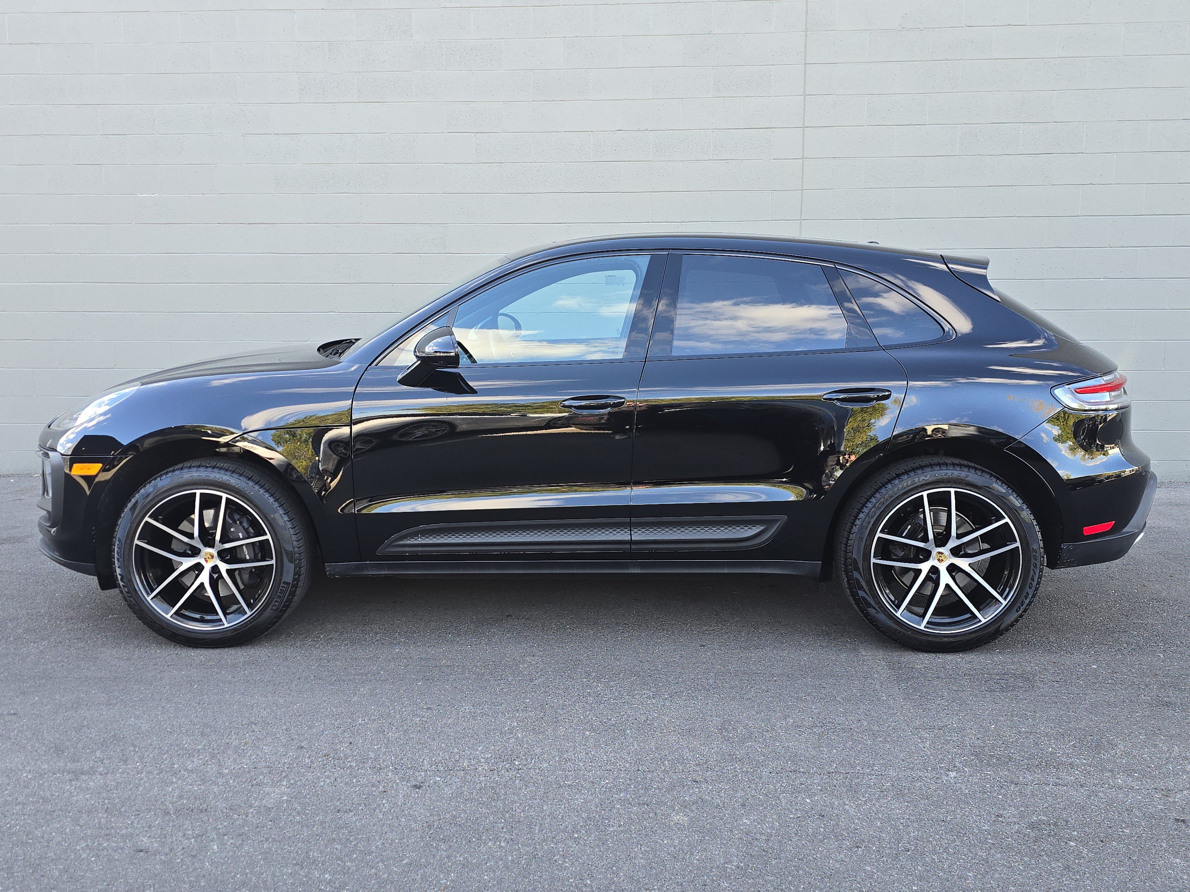 Certified 2025 Porsche Macan AWD/4WD image 2