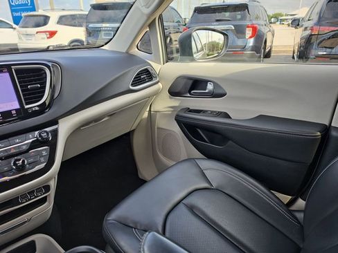 Used 2023 Chrysler Pacifica Touring-L FWD image 10