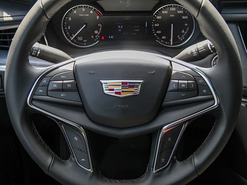 Used 2025 Cadillac XT5 Luxury FWD image 18