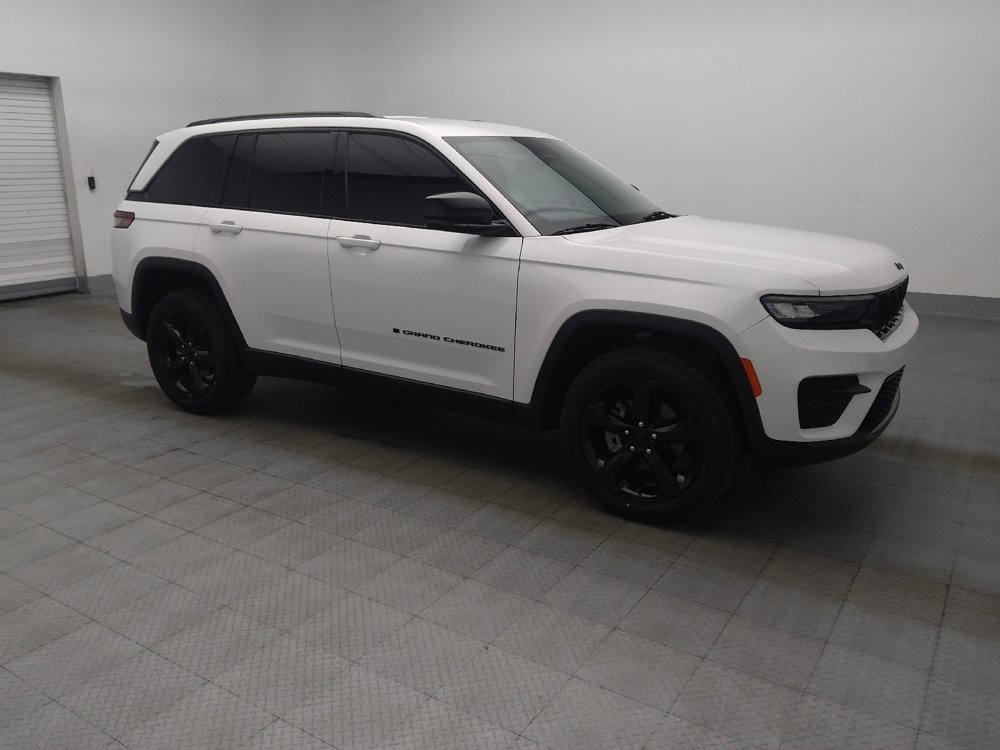 Used 2023 Jeep Grand Cherokee Altitude RWD image 11
