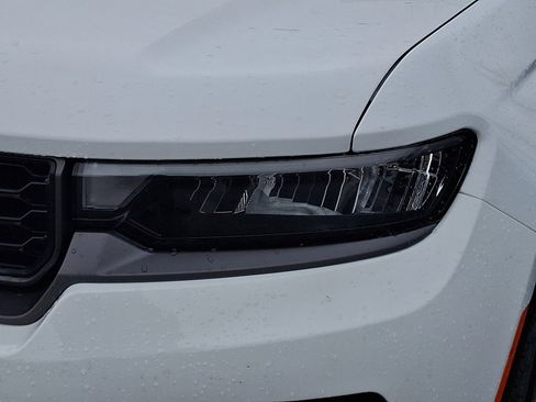 New 2026 Jeep Grand Cherokee Altitude image 4