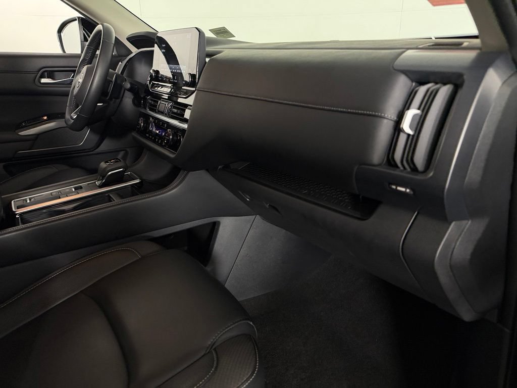 Used 2025 Nissan Pathfinder SL FWD image 33