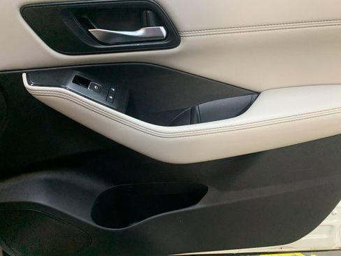 Used 2023 Nissan Rogue SL w/ SL Premium Package image 19