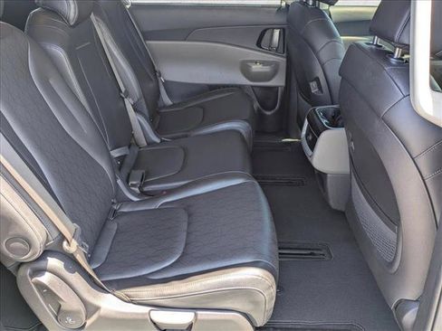 Used 2025 Kia Carnival EX FWD image 18