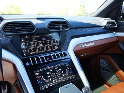 Used 2019 Lamborghini Urus AWD/4WD image 12