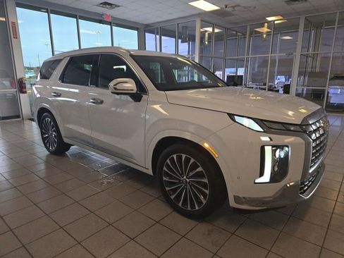Used 2025 Hyundai Palisade Calligraphy FWD image 2