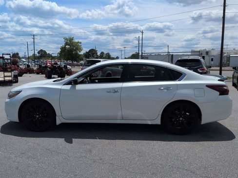 Used 2017 Nissan Altima 2.5 SR w/ Midnight Edition Package FWD image 6