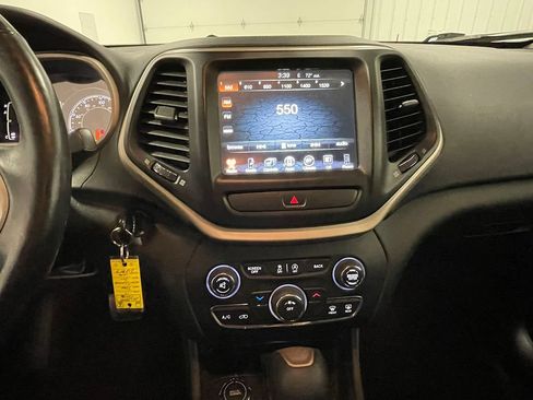 Used 2017 Jeep Cherokee Latitude w/ Cold Weather Group AWD/4WD image 29