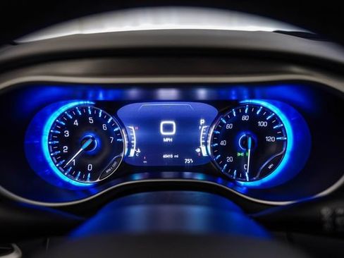 Used 2023 Chrysler Pacifica Touring-L FWD image 8