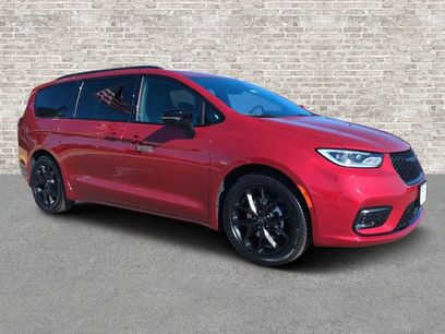 New 2026 Chrysler Pacifica Limited w/ Uconnect Theater Family Group