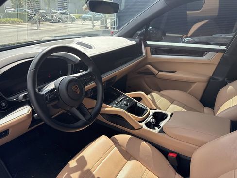 Certified 2024 Porsche Cayenne AWD/4WD image 4
