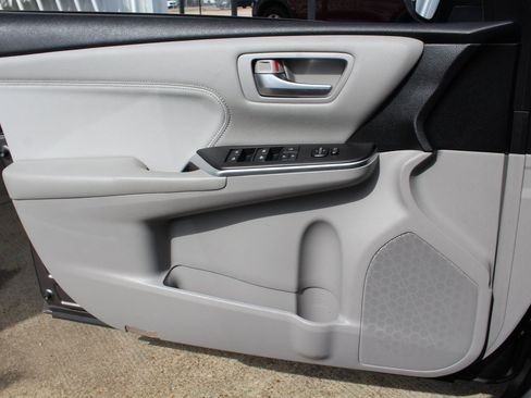 Used 2017 Toyota Camry XLE w/ Moonroof Package FWD image 13