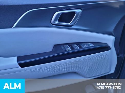 Used 2023 Kia Carnival LX image 18