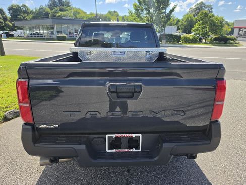Used 2025 Toyota Tacoma SR AWD/4WD image 4