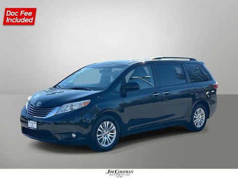 Used 2017 Toyota Sienna XLE w/ XLE Navigation Package FWD image 1