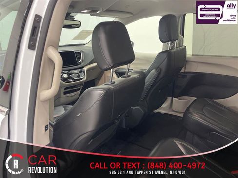 Used 2023 Chrysler Pacifica Touring-L FWD image 39