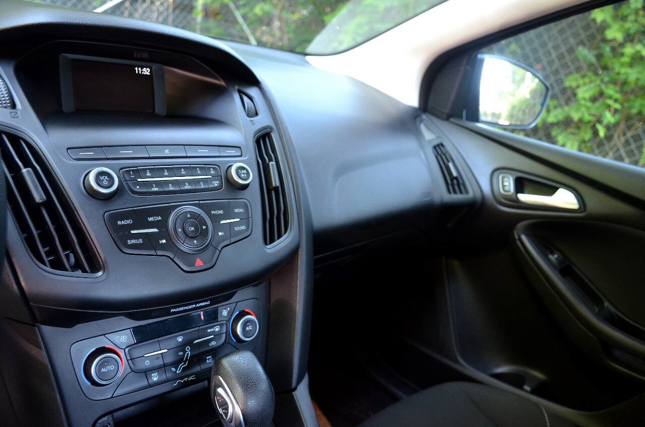 Used 2018 Ford Focus SE w/ SE Appearance Package FWD image 13