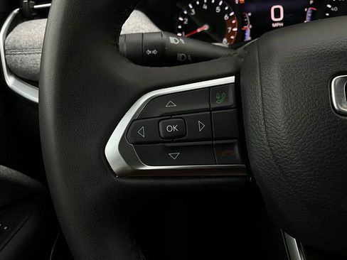 Used 2025 Jeep Compass Latitude image 34