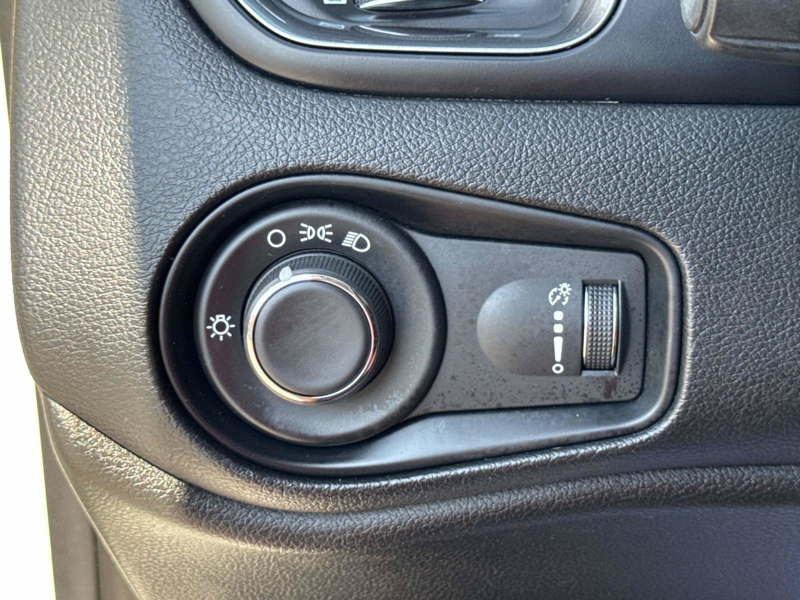 Certified 2023 Jeep Renegade Latitude AWD/4WD image 19