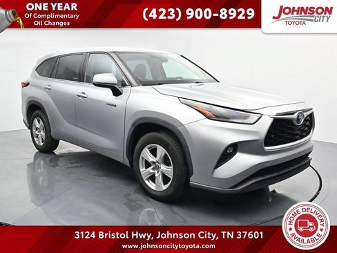 Used 2021 Toyota Highlander LE FWD image 1